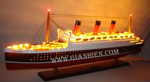 Queen-mary-lights-8.jpg