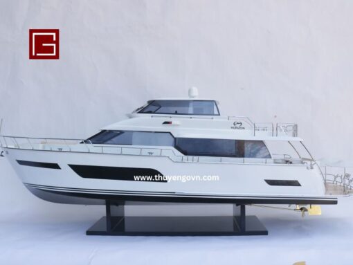 Horizon V72 Motoryacht