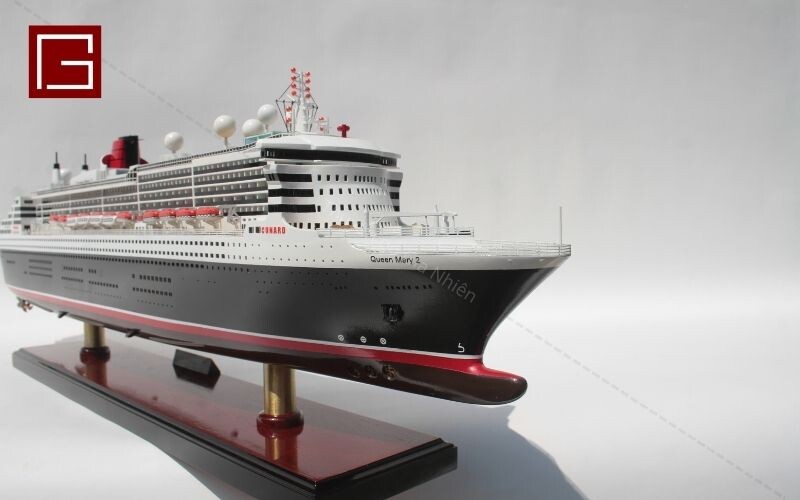 Impressive Bow, Strong And Attractive Lines - Queen Mary 2 – Model of British ocean liner