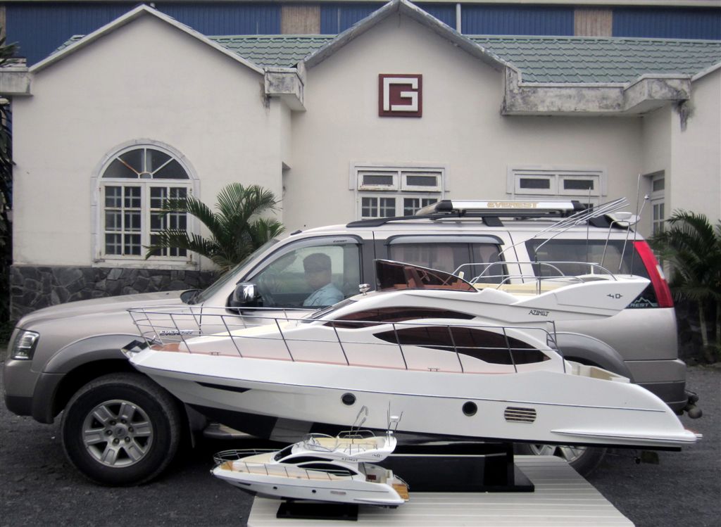 A custom-made AZIMUT 40, measuring 200 cm in length, was specially commissioned by a client of Gia Nhien.