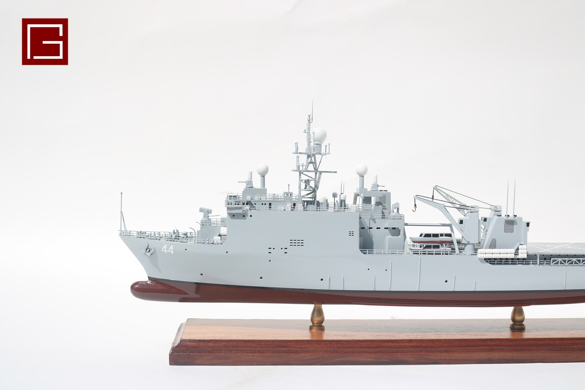 Uss Gunston Hall (lsd-44) (1)
